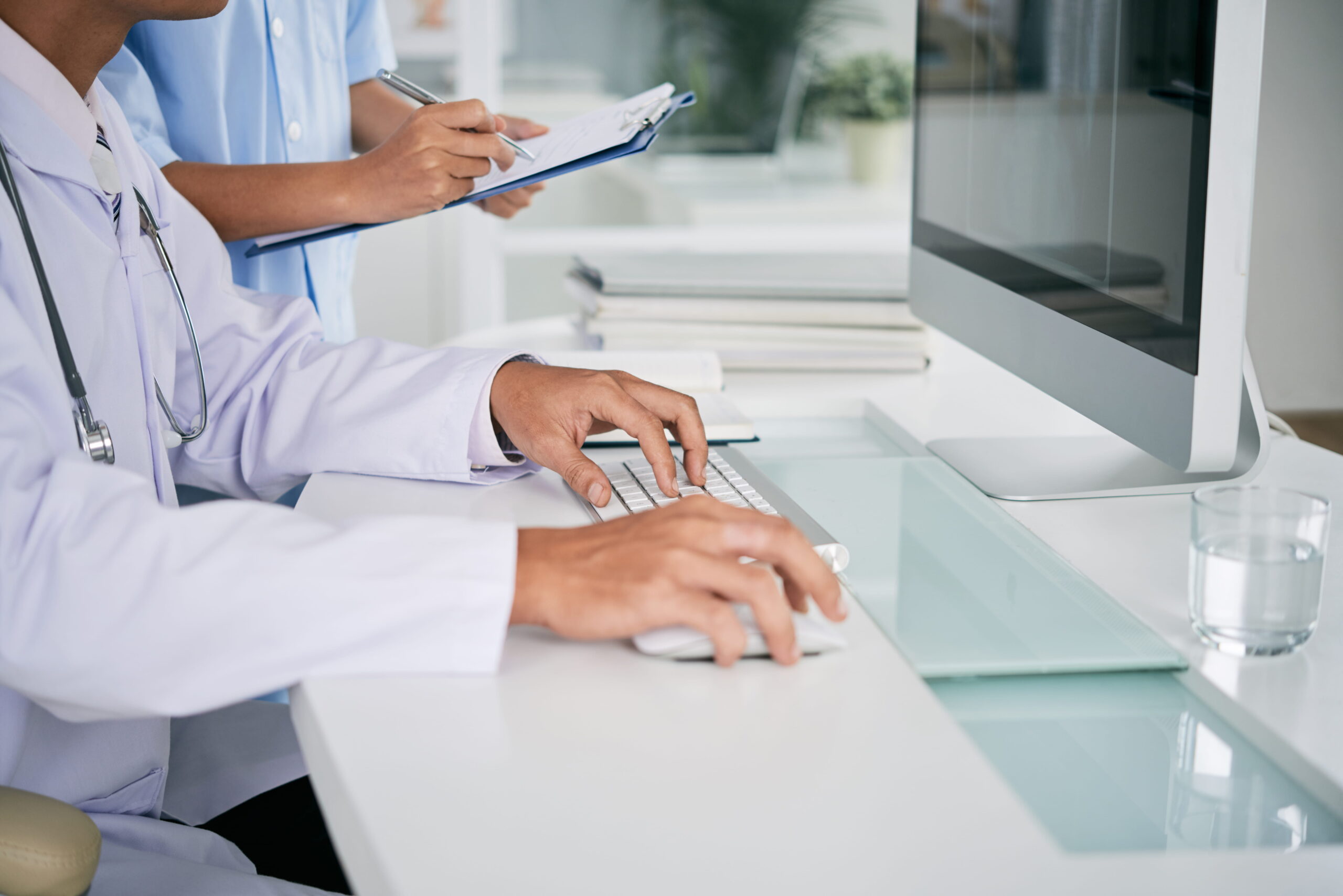 Prolab-biologiste-travail-ordinateur