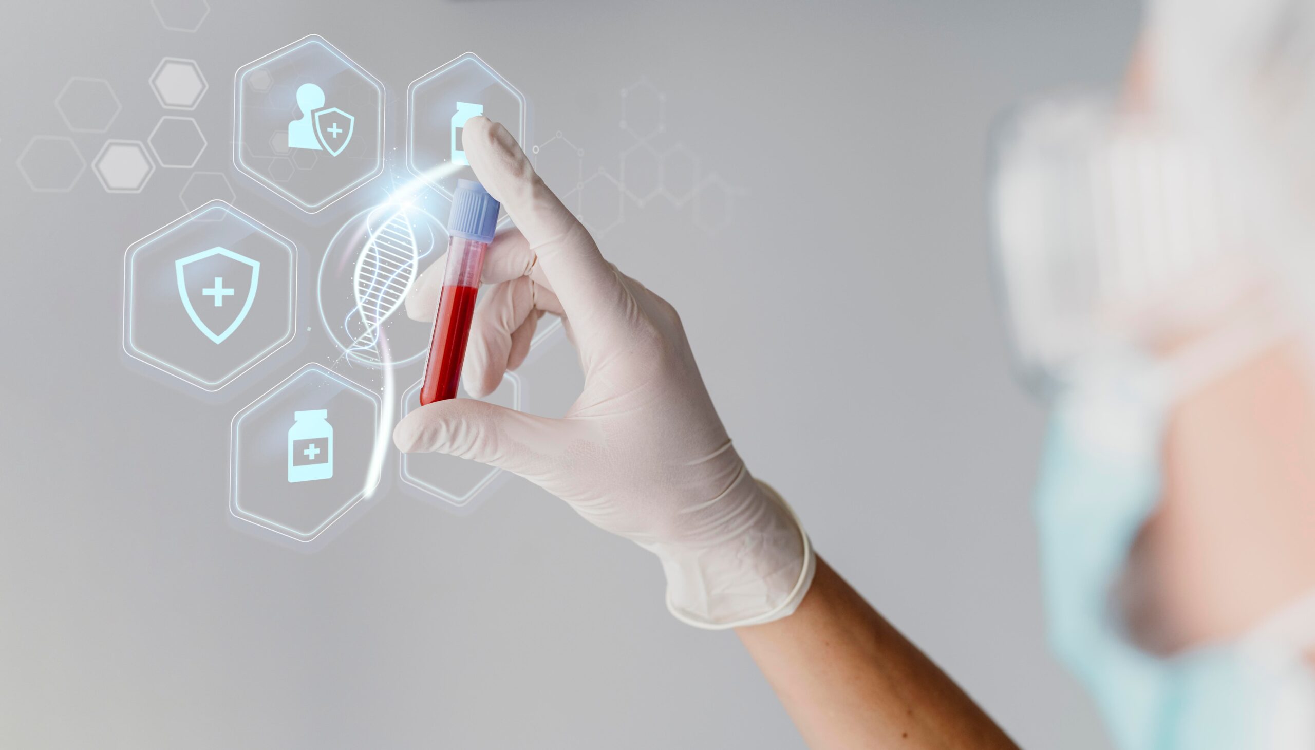 Un biologiste tenant un tube d'analyse en laboratoire, illustrant les processus